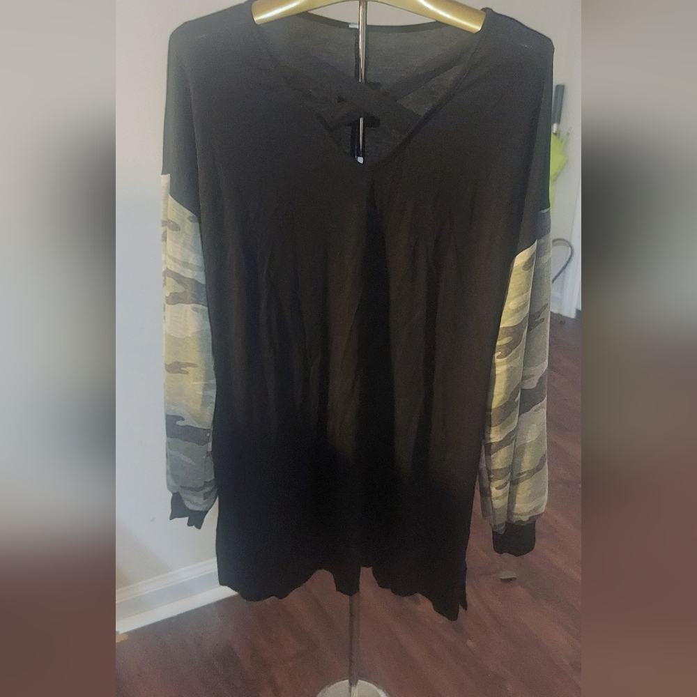 ! HoneyMe  Criss Criss Neckline Camo sleeved  top, medium